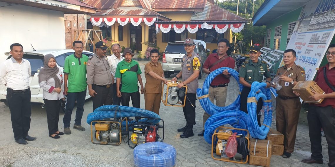 Bantu Penanganan Karhutla, Kapolres Kampar Bersama DLHK Serahkan 10 Unit Mesin Pompa Air
