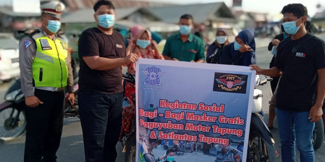 Panit Lantas Polsek Tapung Bersama Paguyuban Motor Bagikan Masker Kepada Pengendara