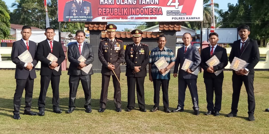 Upacara HUT RI ke-74 di Polres Kampar, 7 Personel dan 1 Warga Masyarakat Diberi Penghargaan