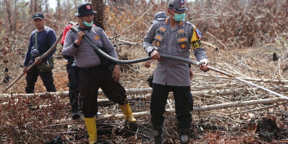 Kapolres Kampar Mobilisasi Bhabinkamtibmas Lakukan Pendinginan Bekas Karlahut
