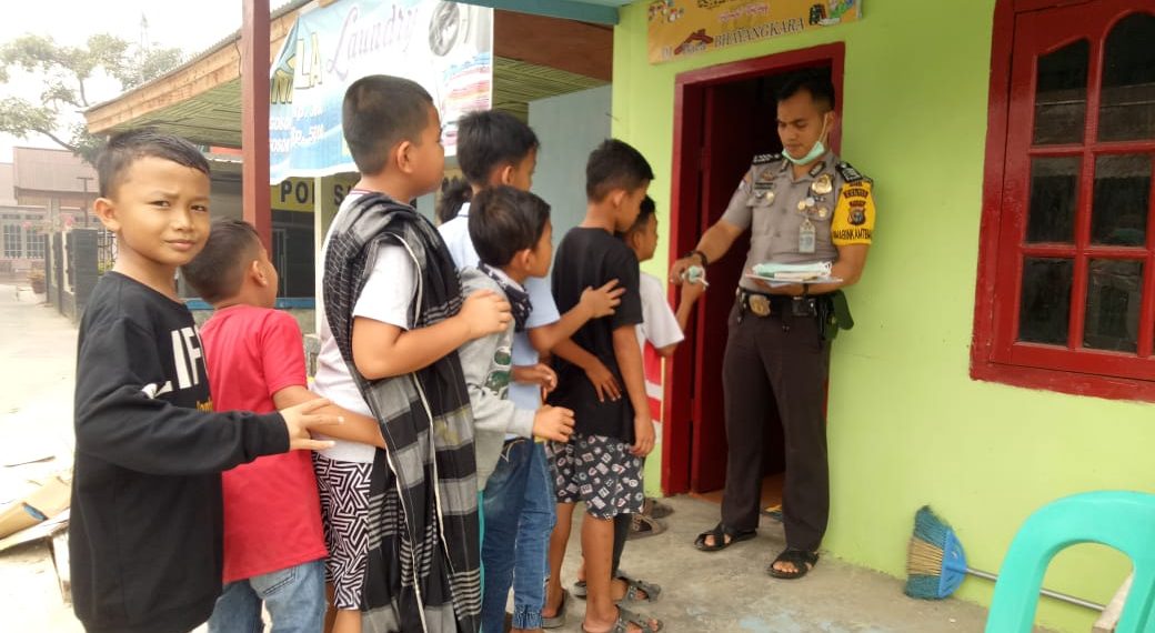Libur Sekolah, Sejumlah Pelajar Kunjungi Rumah Baca Binaan Bhabinkamtibmas Teratak Buluh