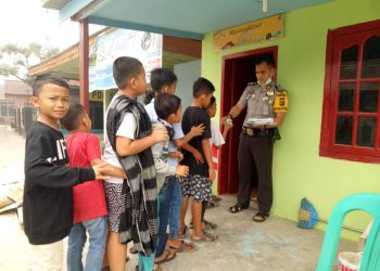 Libur Sekolah, Sejumlah Pelajar Kunjungi Rumah Baca Binaan Bhabinkamtibmas Teratak Buluh