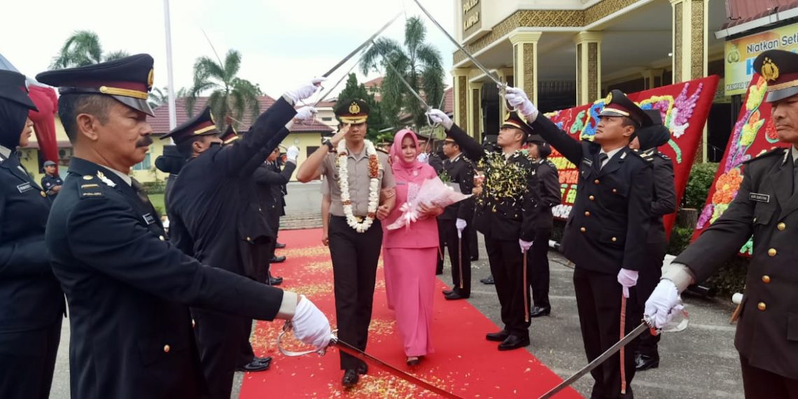 Suasana Haru Iringi Acara Tradisi Pelepasan AKBP Andri Ananta Saat Akan Tinggalkan Polres Kampar