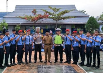 Gelar Police Goes to School di SMKN 1 Bangkinang, Kasat Lantas Jadi Irup Upacara Bendera