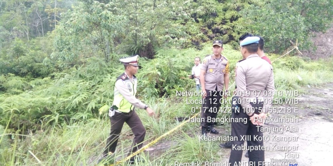 Kapolres Kampar Sampaikan Himbauan Saat Tinjau TKP Laka Lantas di Jalan Lintas Riau Sumbar