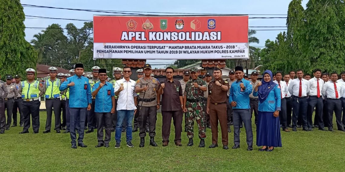 Kapolres Kampar Bersama Dandim Pimpin Apel Konsolidasi Operasi Mantap Brata Muara Takus 2018
