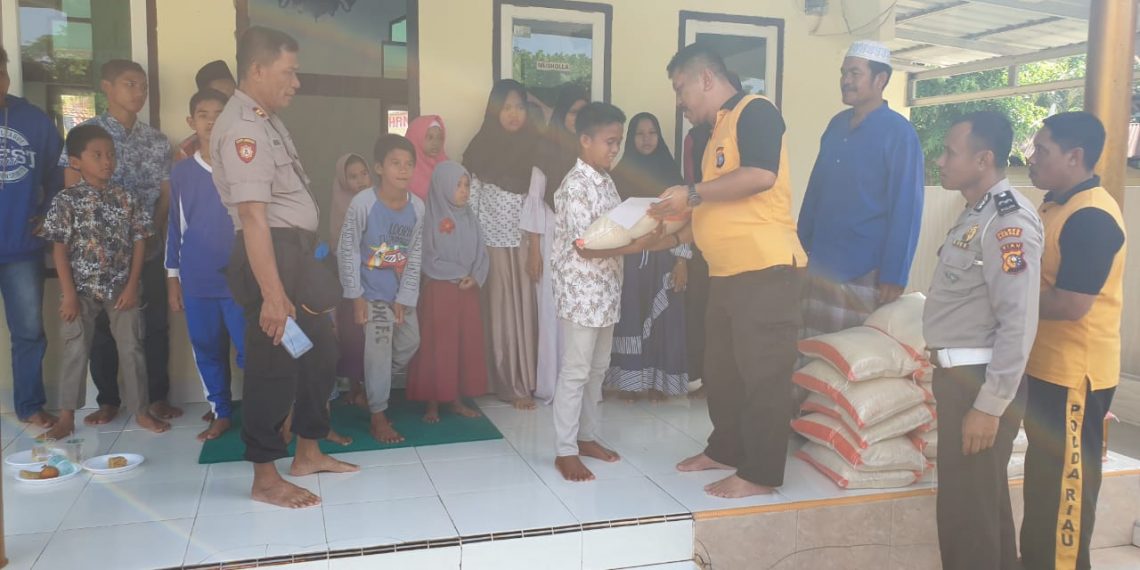 Kapolsek Tapung Beri Santunan 25 Orang Anak Yatim Dilingkungan Sekitar Mapolsek