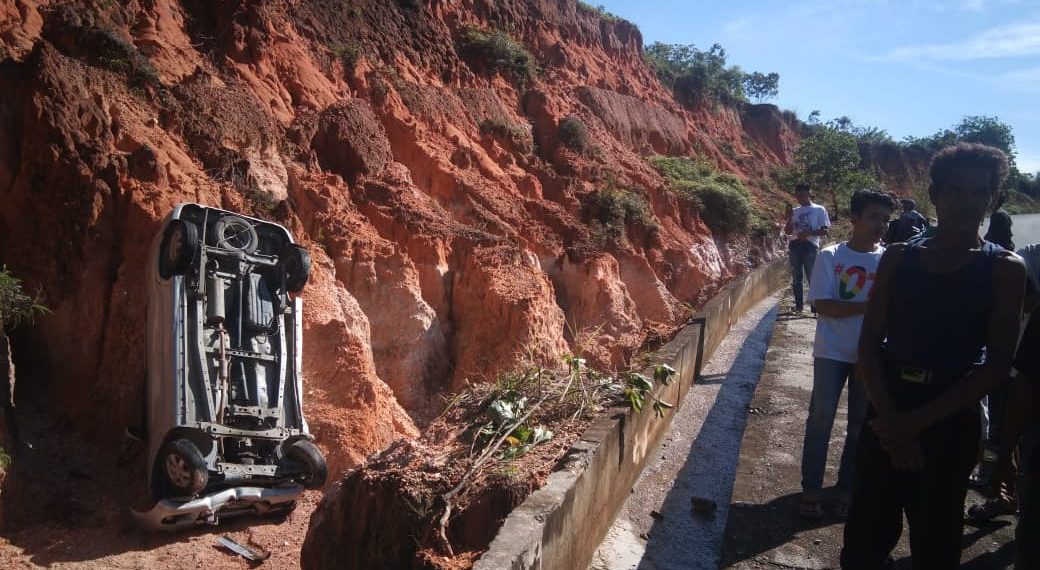 Elakkan Lobang di Badan Jalan, Mobil Xenia Terjun dari Tebing Jalan Lingkar Bangkinang