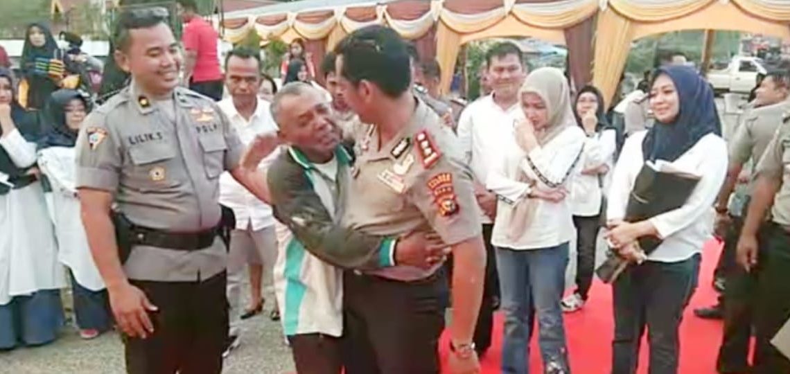 Tangisan Rukamto Pecah Saat Lepas Kepergian Mantan Kapolres Kampar AKBP Asep Darmawan