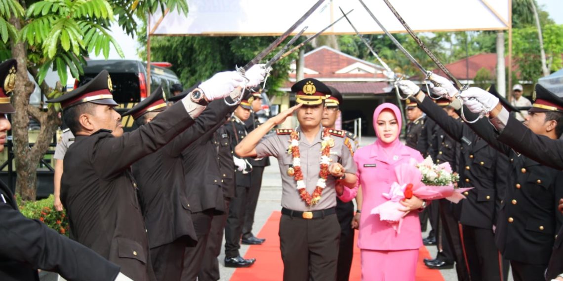 Polres Kampar Gelar Acara Tradisi Penyambutan AKBP Mohammad Kholid sebagai Kapolres yang Baru