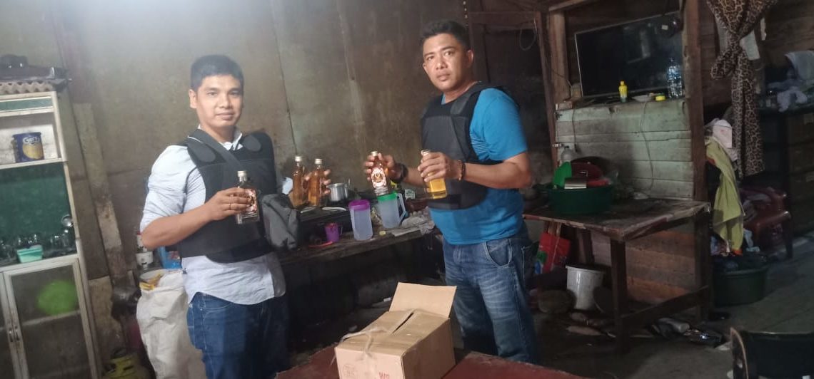 Puluhan Botol Miras dan 1 Jerigen Tuak Diamankan Polsek Tambang Saat Gelar Operasi KRYD
