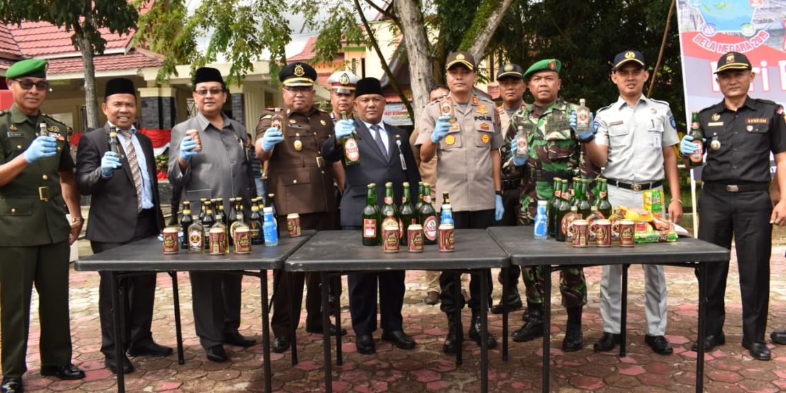 Polres Kampar Musnahkan 998 Botol Miras dan Ratusan Liter Tuak Hasil Operasi KRYD