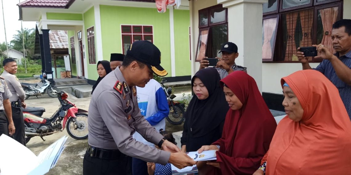Kapolres Kampar dan Waka Polres Antarkan Zakat Personel untuk Kaum Dhuafa di 2 Desa