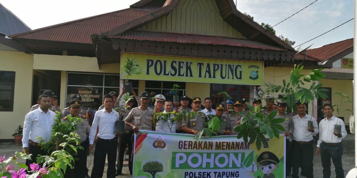 Sukseskan Gerakan Penanaman pohon, Polsek Tapung Tanam 30 Bibit Tanaman Dilingkungan Mapolsek