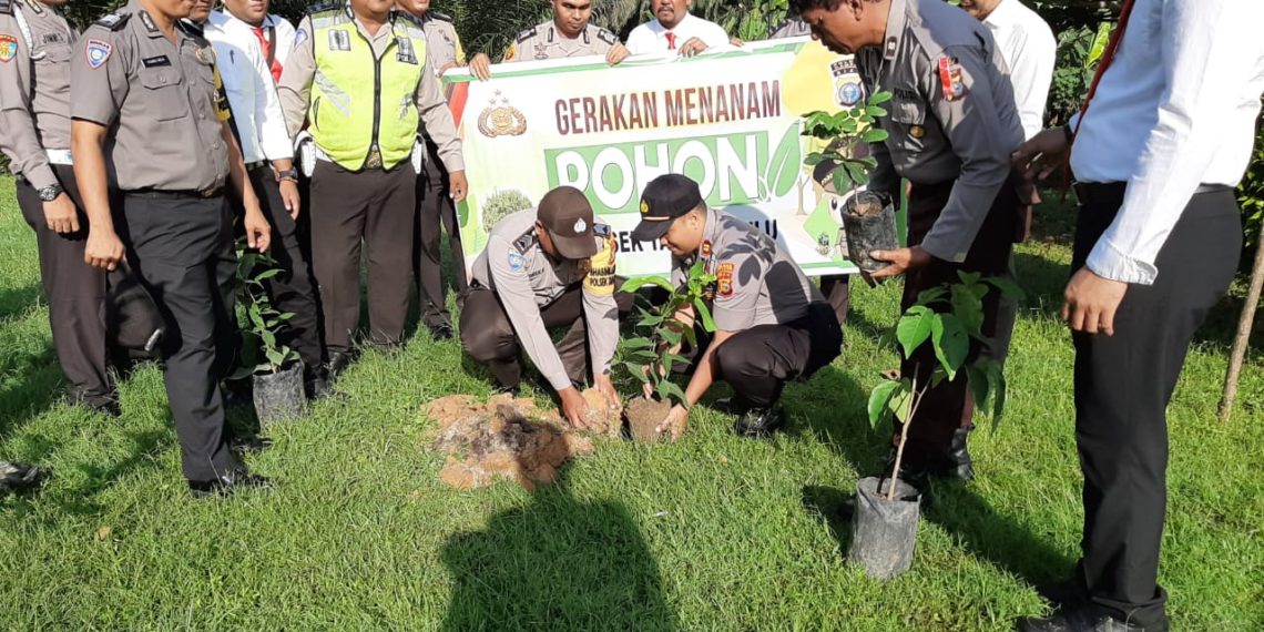Para Kapolsek di Kampar Hari ini Pimpin Penanaman Pohon di Lingkungan Kantor dan Asrama