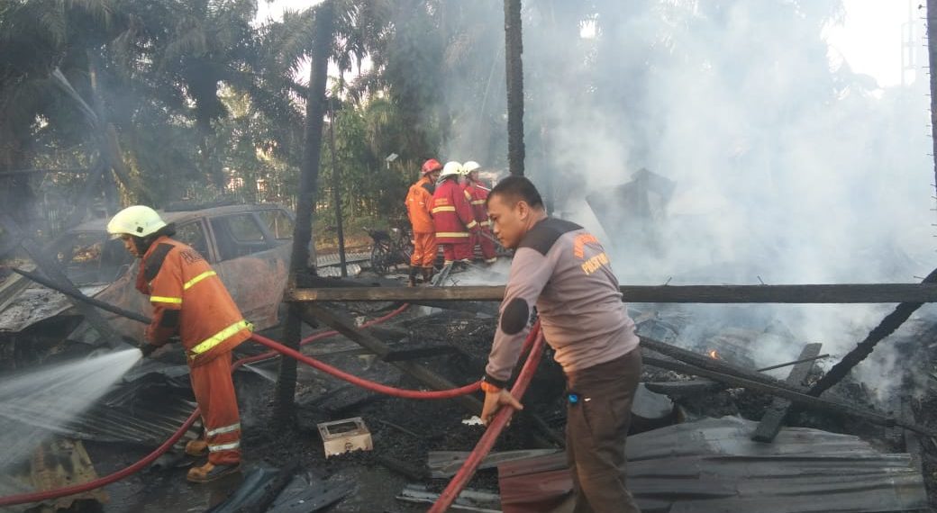 Kebakaran Gudang di Desa Rimbo Panjang, Hanguskan 3 Mobil dan 2 Sepeda Motor