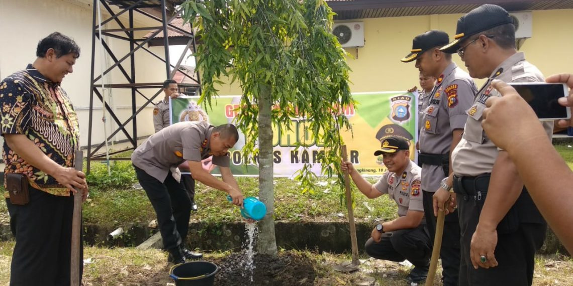 Polri Peduli Penghijauan : Ratusan Pohon Ditanam di Sekitar Polres Kampar dan SMP 2 Bangkinang