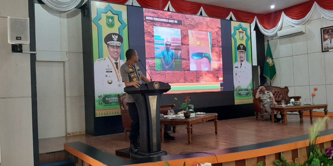 Kapolres Kampar Paparkan Masalah Karhtula Kepada Para Camat dan Kepala Desa se-Kab. Kampar