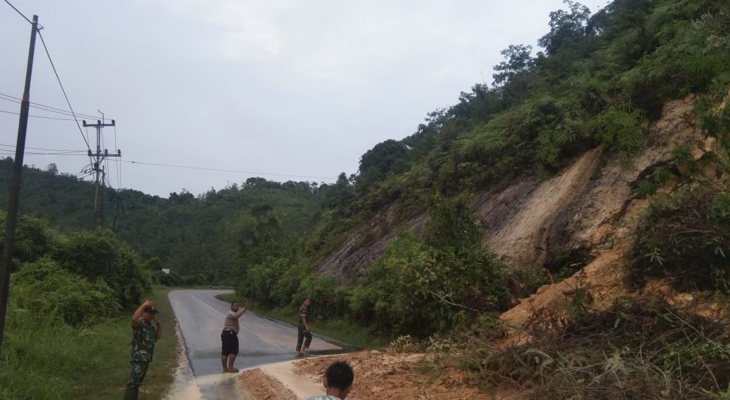 Longsor di Km 83 Jalan Lintas Riau – Sumbar Desa Merangin, Arus Lalin Sementara Sistem Buka Tutup