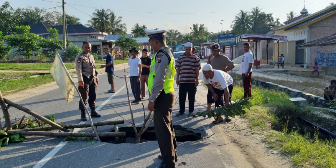 Jalan Amblas di KM 52 Lintas Pekanbaru – Kuansing, Petugas Lakukan Buka Tutup Arus Lalin
