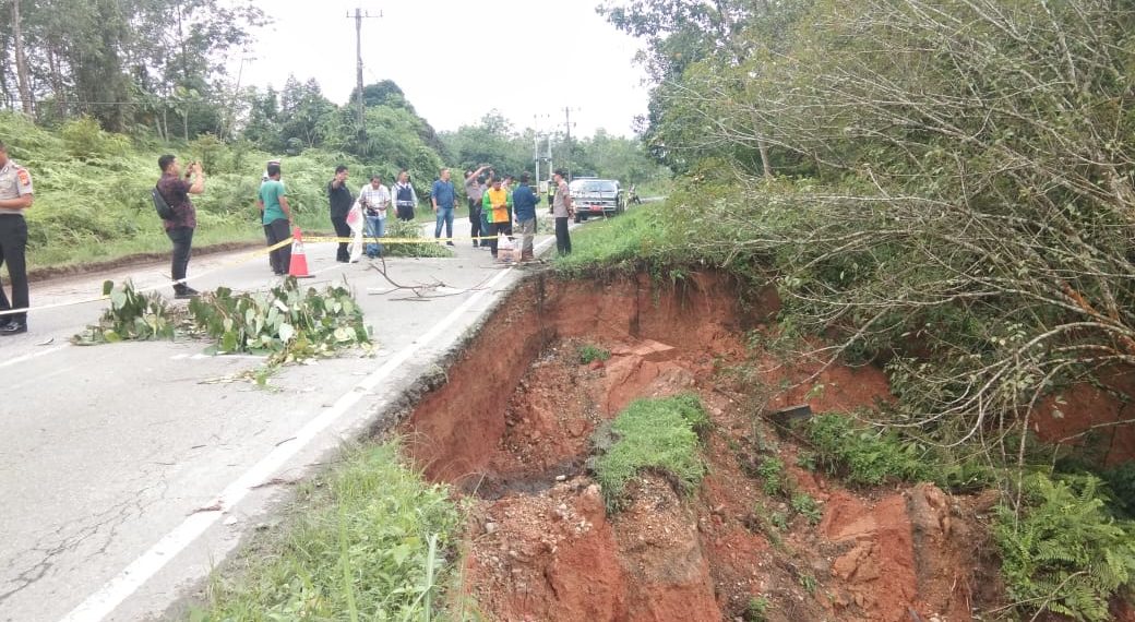 Bahu Jalan di Km 91 Lintas Riau – Sumbar Amblas, Kapolres Kampar Minta Pihak Terkait Segera Lakukan Perbaikan