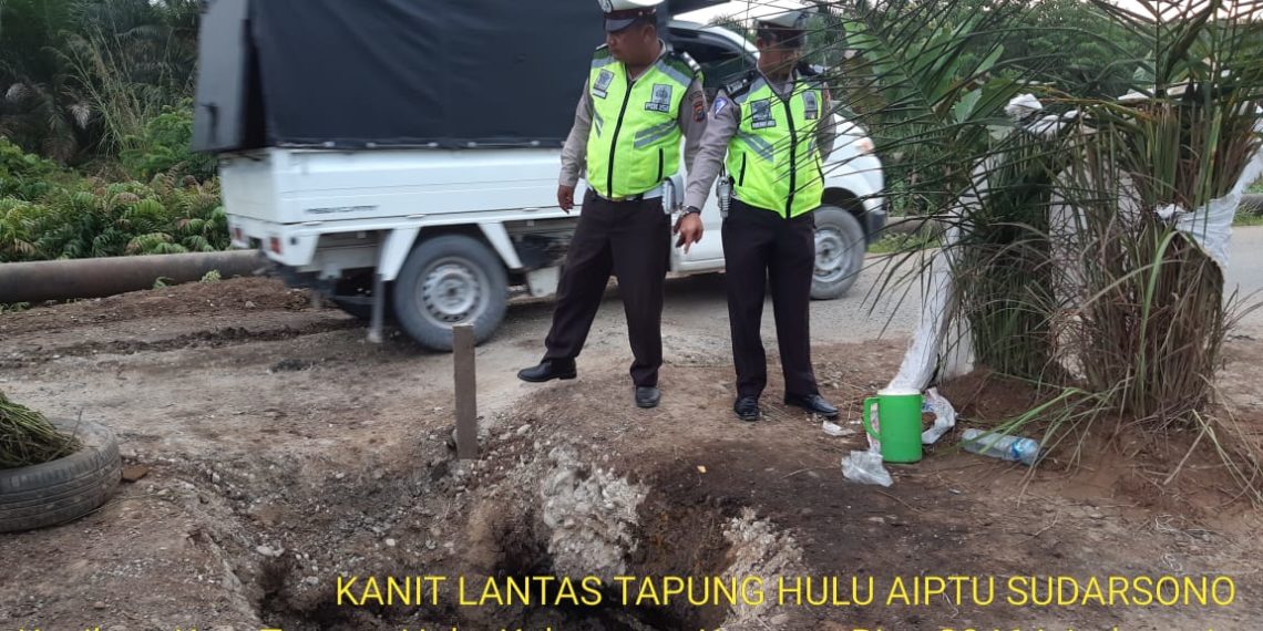 Jalan lintas Petapahan – Simpang TB Km 75/76 Amblas, Anggota Polsek Tapung Hulu Lakukan Pengaturan Dilokasi