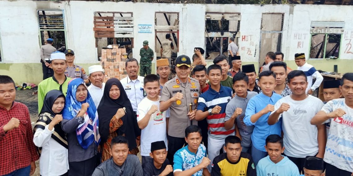 Kapolres Kampar Berikan Bantuan untuk Ponpes yang Terbakar di Desa Bandur Picak