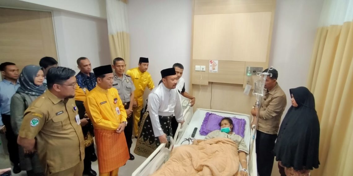 Meski Sedang Berjuang Melawan Kangker Tulang, Riska Tetap Tersenyum Sambut Kedatangan Bupati Kampar