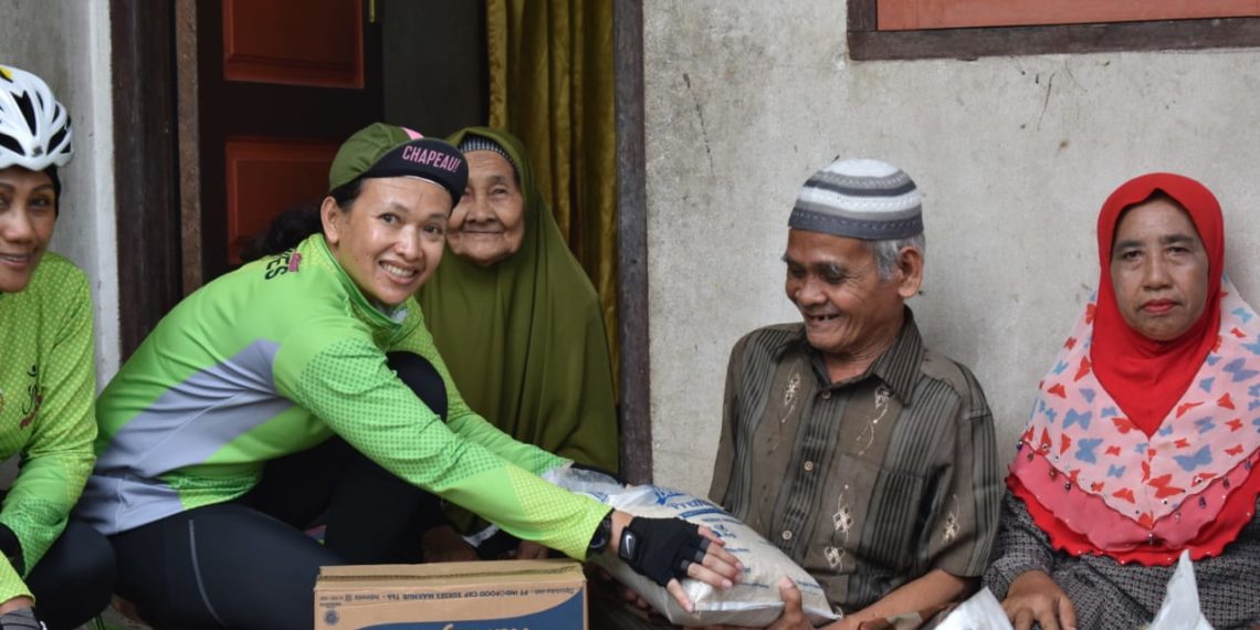 Ketua Bhayangkari Daerah Riau Ny. Ernie Agung Setya Bantu Warga Kurang Mampu di Desa Sipungguk