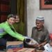 Ketua Bhayangkari Daerah Riau Ny. Ernie Agung Setya Bantu Warga Kurang Mampu di Desa Sipungguk