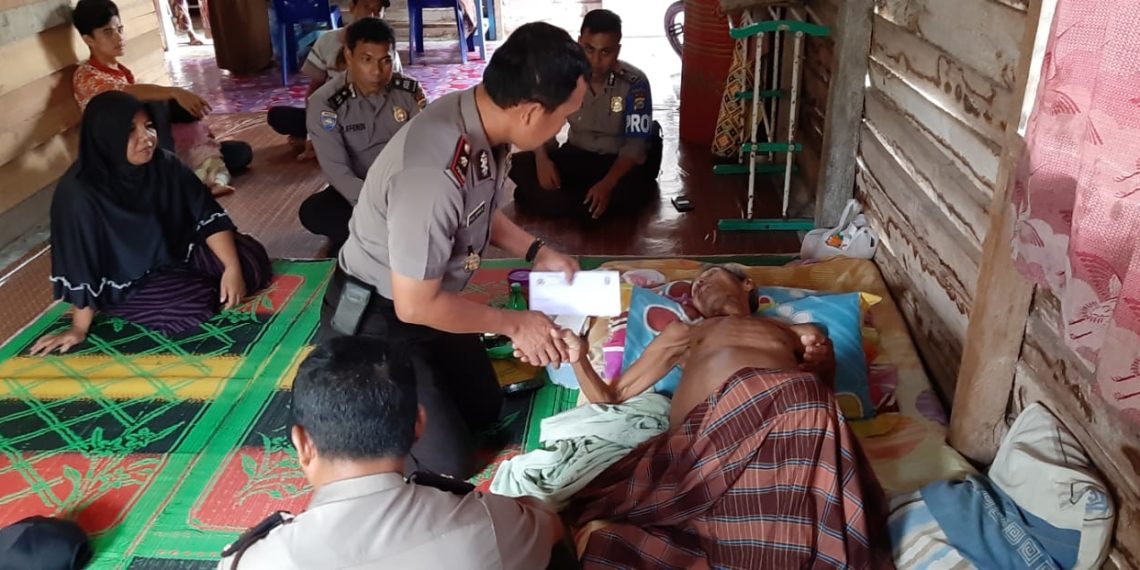 Kapolsek Kampar Kiri Kunjungi dan Bantu Warga Penderita Hepatitis B di Desa Sei Geringging
