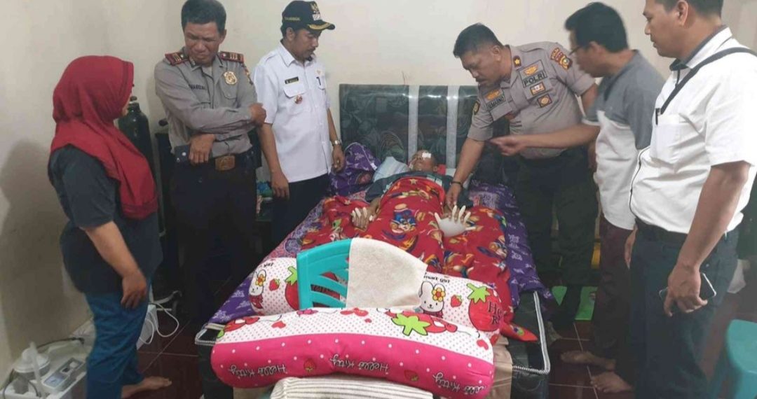Kapolsek Tapung Kunjungi dan Bantu Warga yang Terkena Kanker Otak di Desa Trimanunggal