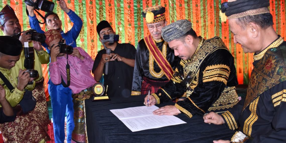 Bupati Kampar Dinobatkan Sebagai Payung Panji Adat Kampar Dengan Gelar Datuk Rajo Batuah