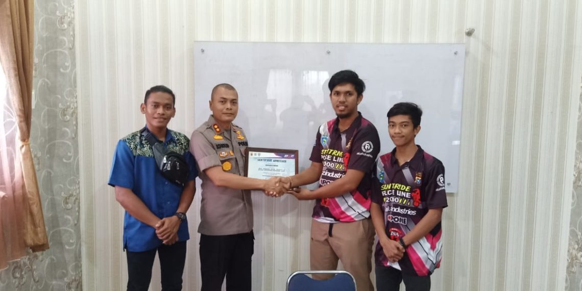 Ketua Tim Stuntride Police Line 2000 Serahkan Sertifikat Apresiasi Kepada Kapolres Kampar