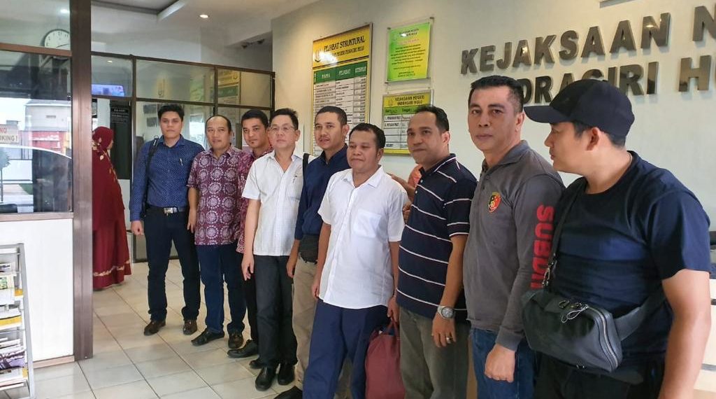 BAP Lengkap, Penyidik Serahkan Tersangka dan Barang Bukti Karhutla Korporasi PT. Teso Indah ke Kejati
