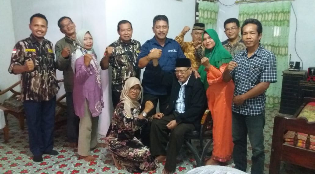 Kapolsek Tapung Bersama FKPPI Kunjungi Purnawirawan yang Sakit Lumpuh di Desa Sari Galuh
