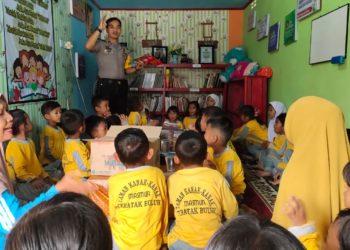 Rumah Baca Binaan Brigadir David Gusmanto Dikunjungi Murid TK Masmur Desa Teratak Buluh