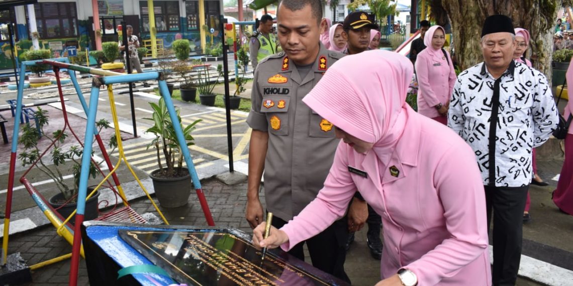 Kapolres didampingi Ketua Bhayangkari Kampar Resmikan Taman Lalulintas TK Bhayangkari Bangkinang
