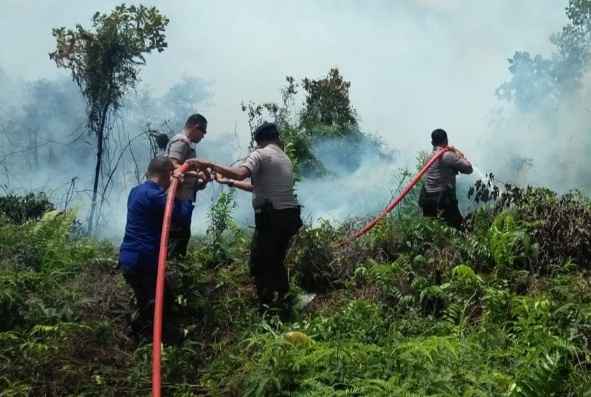 Kapolres Kampar Koordinir Anggota Atasi Kebakaran Lahan di Kawasan Stanum Bangkinang
