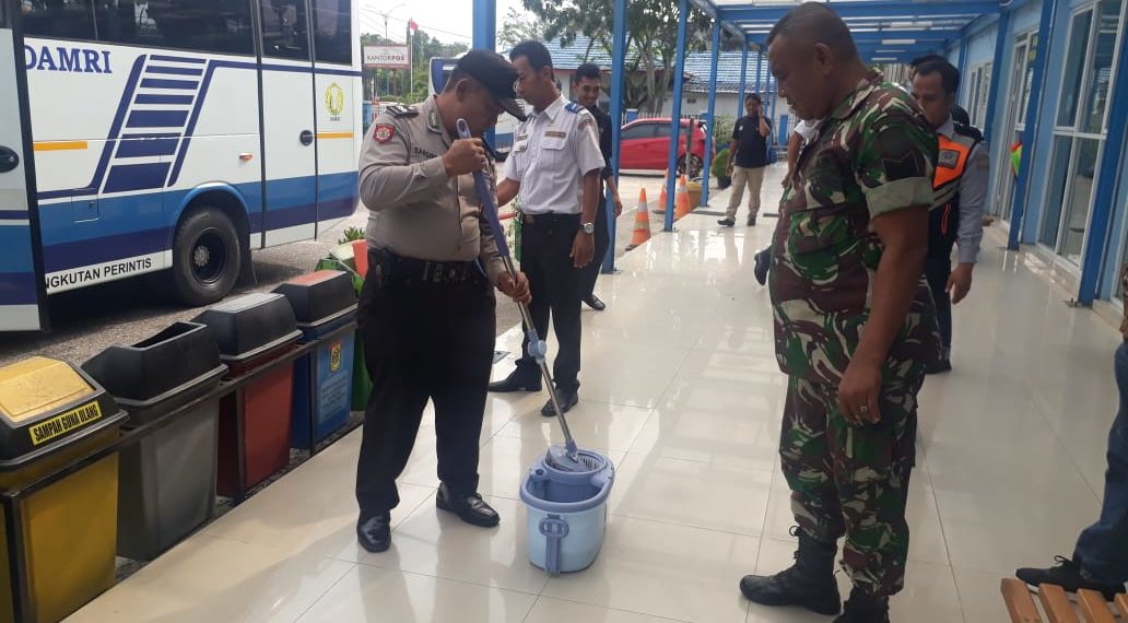 Cegah Penyebaran Virus Corona, Anggota Polri dan TNI Ajak Masyarakat Kerja Bakti dan Ikuti Pola Hidup Bersih