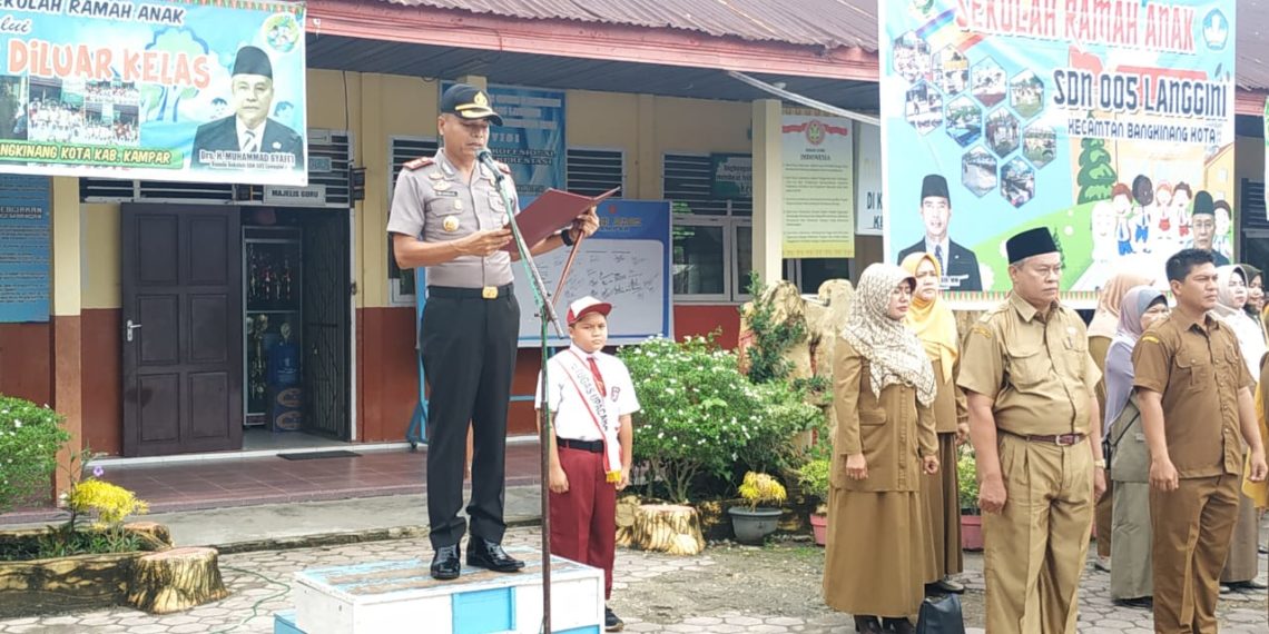 Kapolres Kampar Gelar Police Goes to School di SD 05 Langgini, Berikan Motivasi dan Sosialisasi Soal Kebersihan