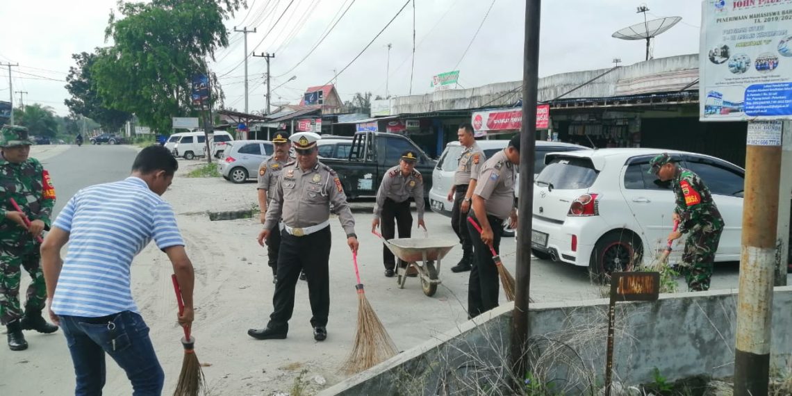Antisipasi Penyebaran Covid 19, Polsek Tapung Bersama Koramil dan Puskesmas Adakan Goro di Pasar Petapahan