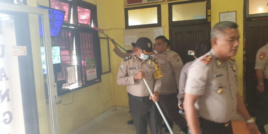 Personel Polsek Tambang Goro Bersihkan Lingkungan Mako Antisipasi Penyebaran Covid-19