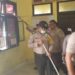Personel Polsek Tambang Goro Bersihkan Lingkungan Mako Antisipasi Penyebaran Covid-19