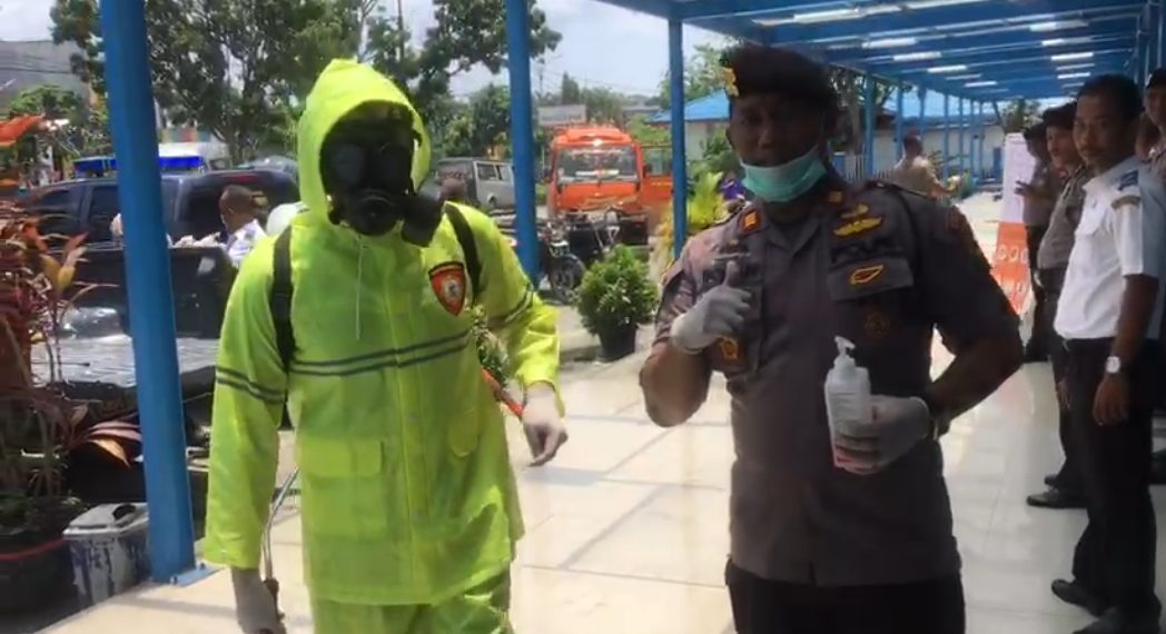 Polres Kampar dan Seluruh Polsek Jajaran Desinfeksi Area Publik dan Himbau Warga Kurangi Keluar Rumah