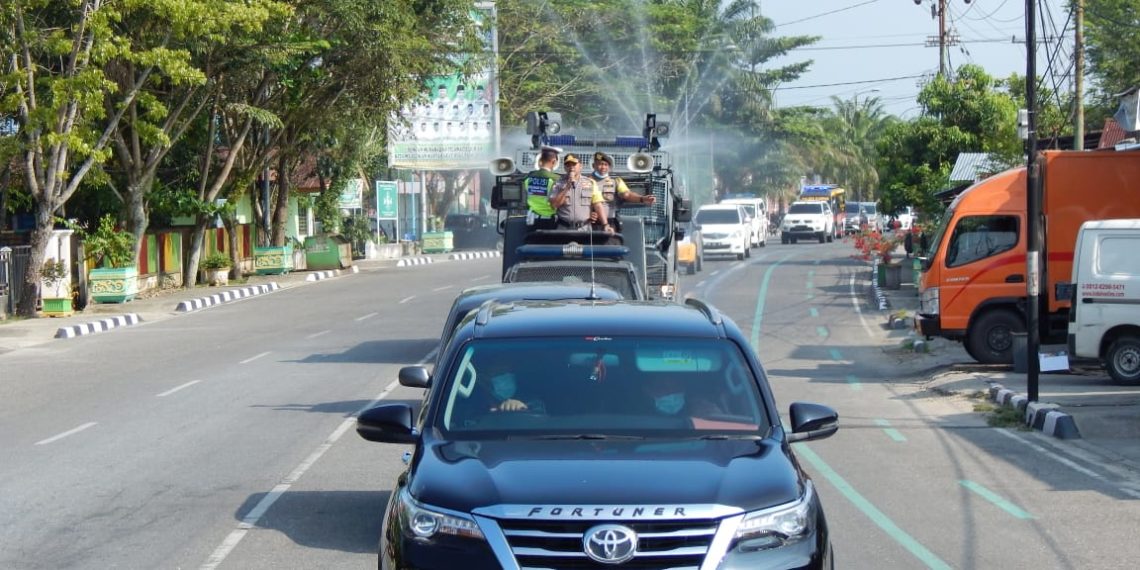 Antisipasi Covid-19, Polres Kampar Semprotkan Desinfektan dalam Kota Bangkinang dengan Mobil AWC