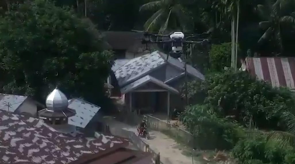 Tim Polda Riau Lakukan Penyemprotan Desinfektan dengan Drone di Wilayah Pulau Terap Kuok