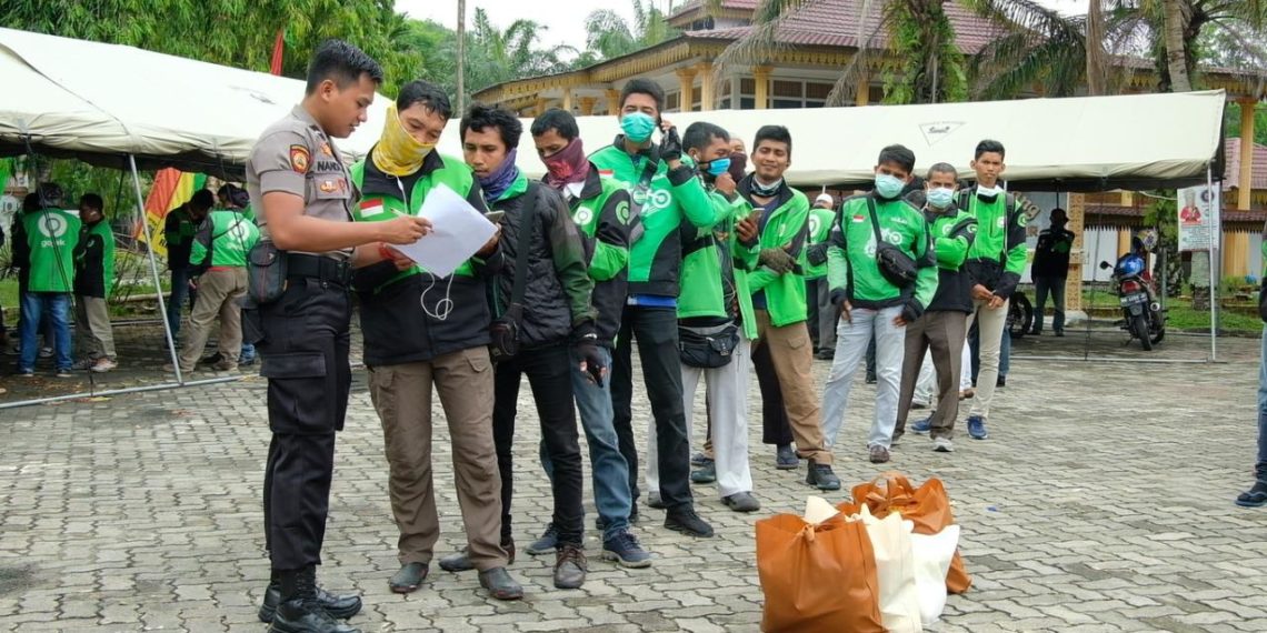 Polda Riau Berikan Bantuan Untuk Masyarakat Terdampak Wabah Covid-19
