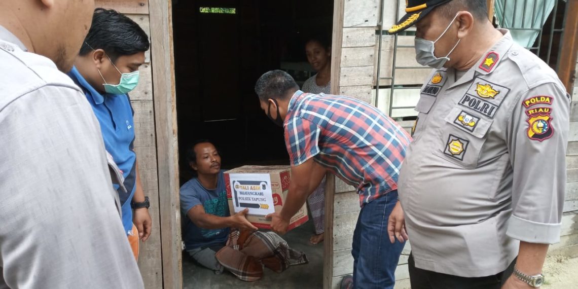 Dukung Social Distancing, Polsek Tapung Distribusikan Sembako dari Bhayangkari Untuk Warga Kurang mampu