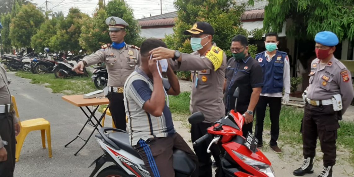 Kapolres Kampar didampingi Kasat Lantas Bagikan Masker kepada Pengguna Jalan Cegah Covid-19